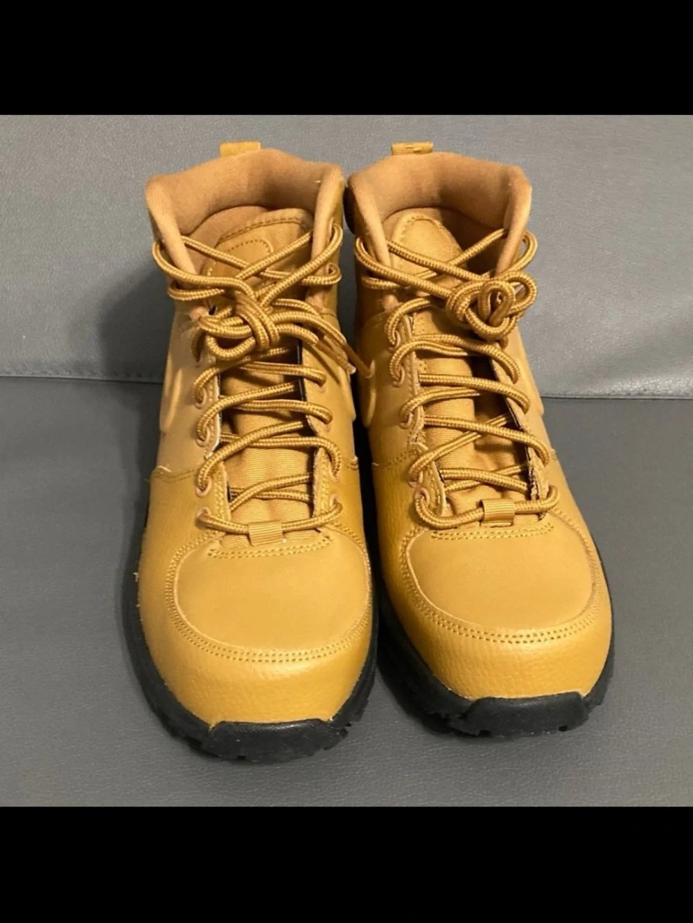 Nike Manoa women’s 6.5/youth 5 brand new!